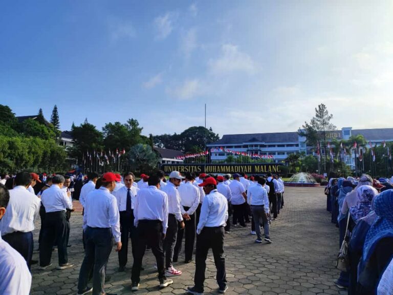 Dosen dan Staff Prodi Teknik Industri Ikuti Upacara Peringatan Hari Pendidikan Nasional 2024 di Halaman Hellypad UMM